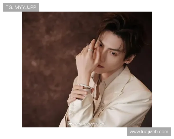 足球明星优雅现身机场西装造型尽显绅士风范引发粉丝热烈追捧