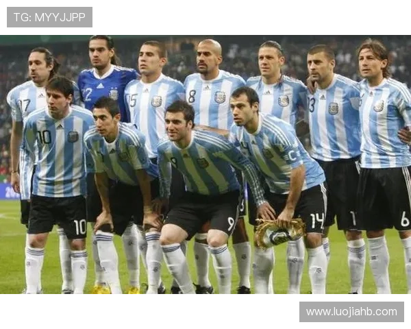 八十年足球传奇星光璀璨现役球员的辉煌历程与成就回顾